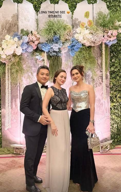 Sejumlah artis berpose bersama sambil tersenyum di resepsi pernikahan Andre Taulany dan Amanda Rigby.