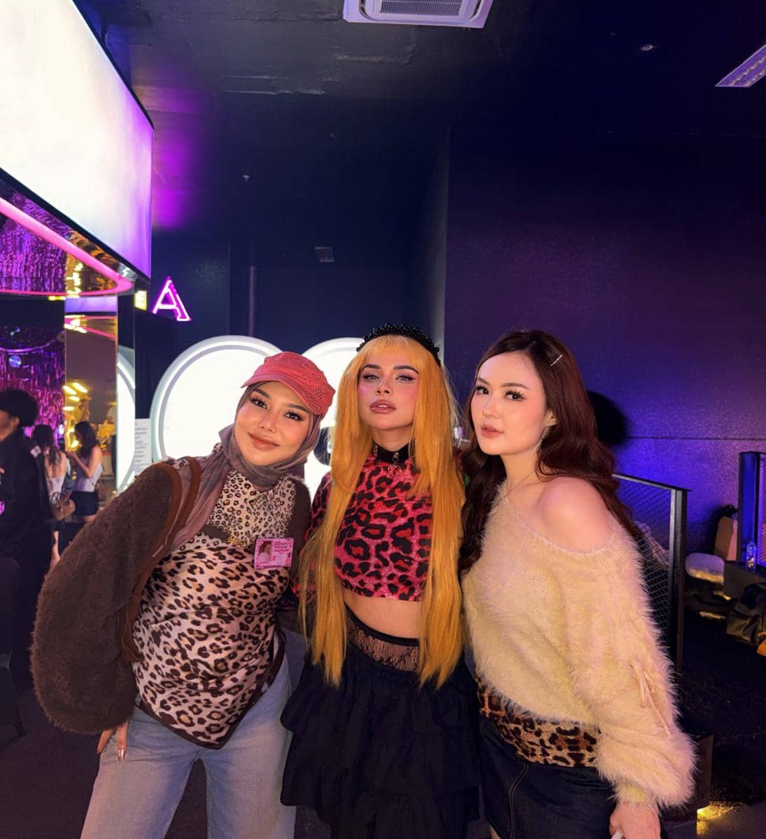 Dara Arafah, Sarah Gibson, dan Syerin berpose bersama dalam potret di ulang tahun Hanum Mega.
