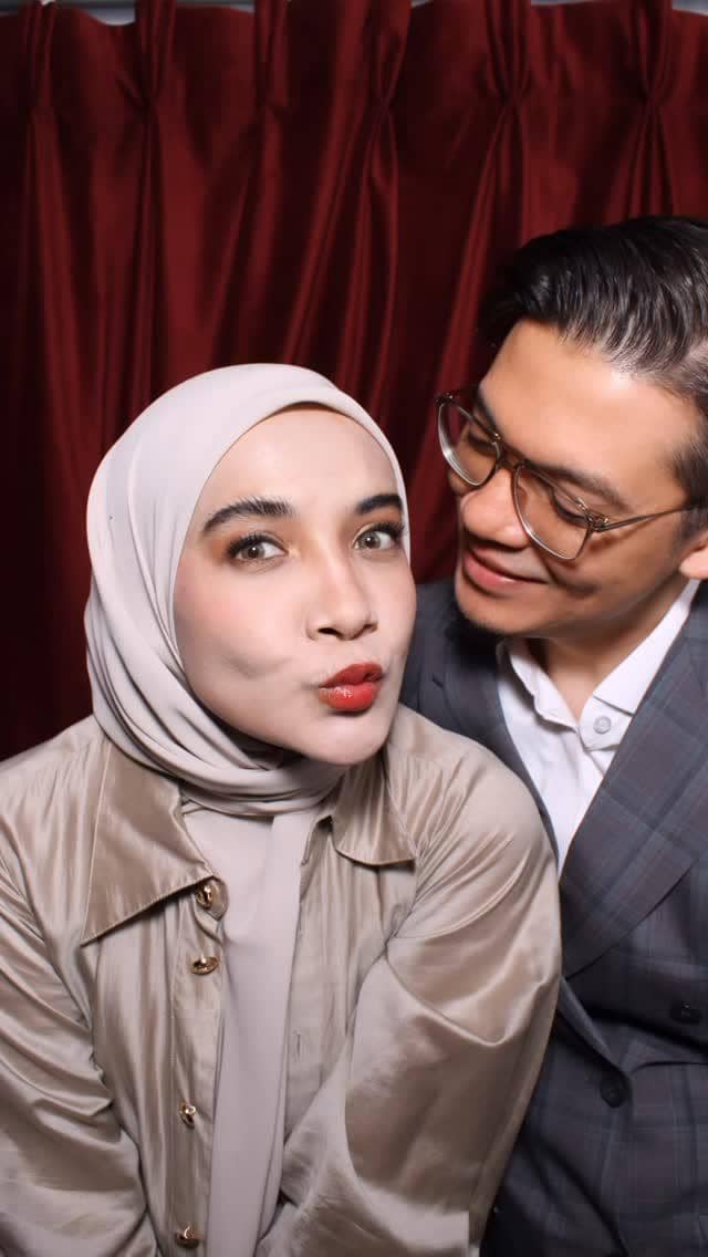 Sejumlah artis berpose bersama dengan busana formal dalam resepsi pernikahan Andre Taulany dan Amanda Rigby.