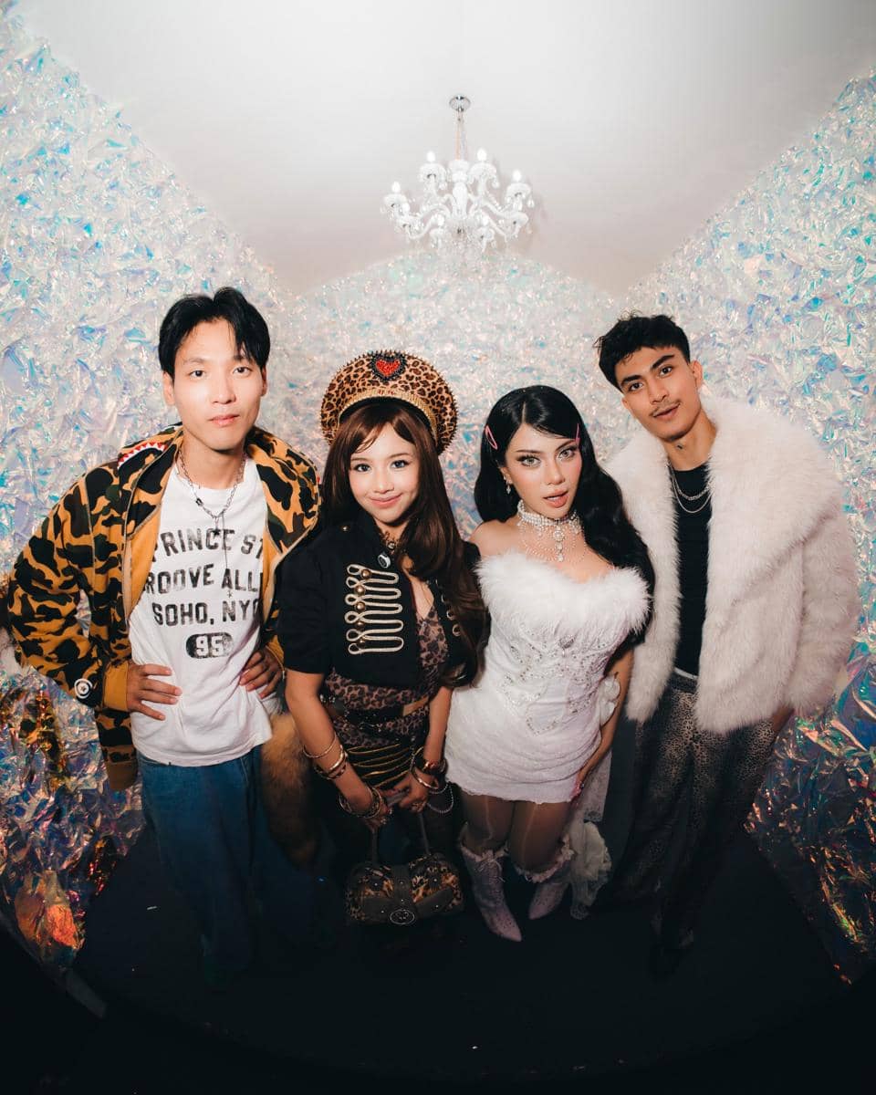 Na Daehoon dan Diva Azzura berpose bersama di perayaan ulang tahun Hanum Mega yang diunggah di Instagram.