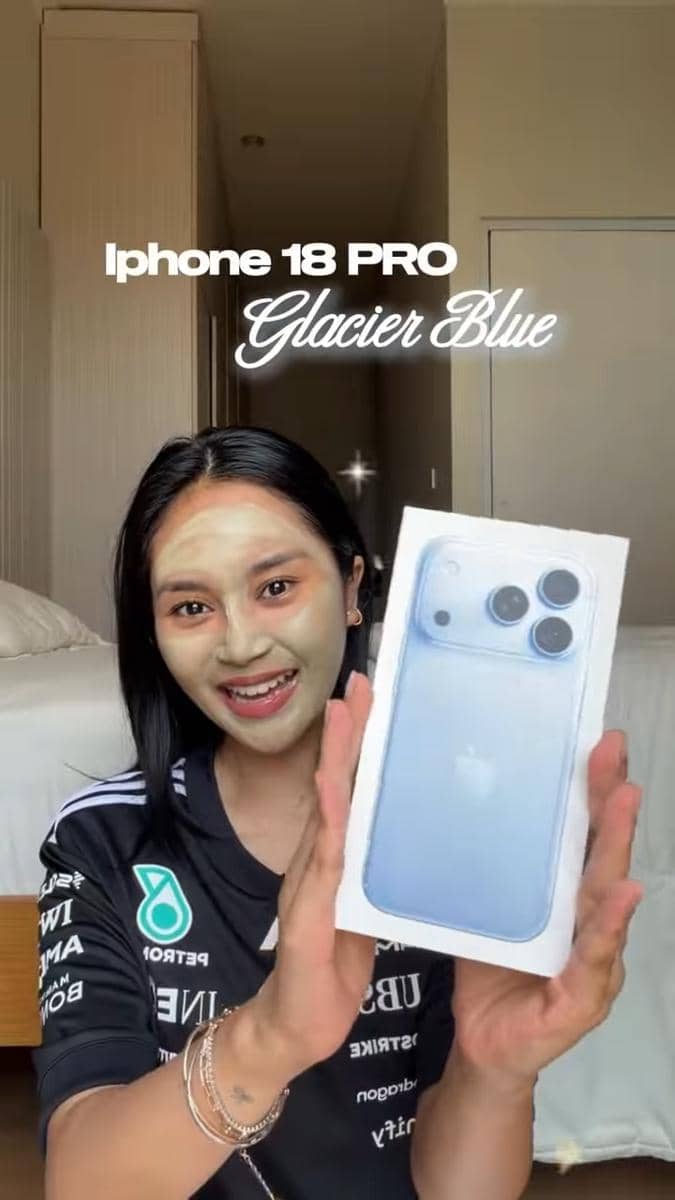 Seorang artis memamerkan iPhone 18 dalam unggahan Instagram yang dibagikan melalui akun permestadhyaz.