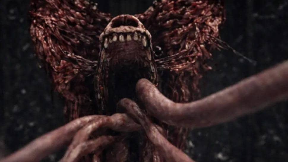Anjing zombie dalam adegan film Resident Evil, dokumentasi Sony Pictures, dengan penampilan menyeramkan.