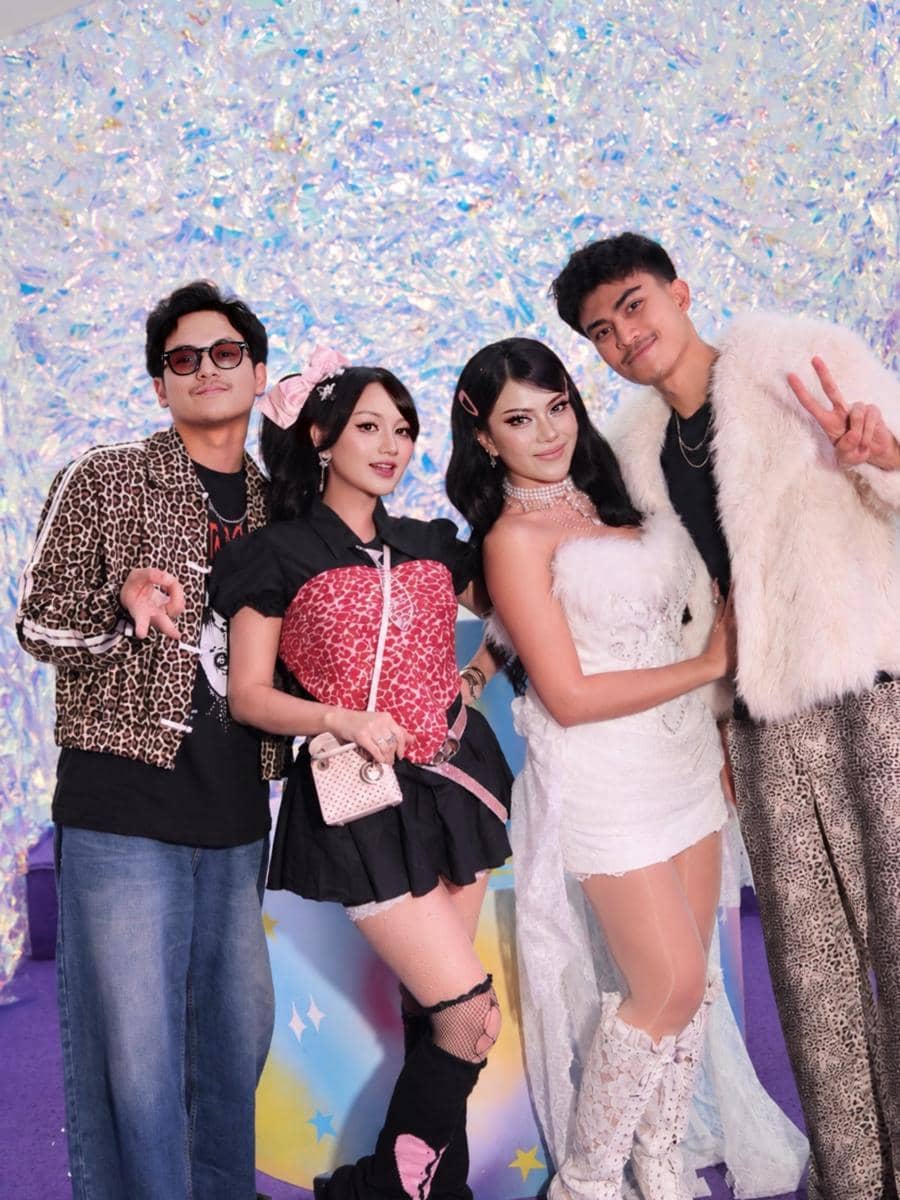 Nanda Arsyinta dan Ardya Tridwantoro berpose bersama di perayaan ulang tahun Hanum Mega dengan latar dekorasi pesta.