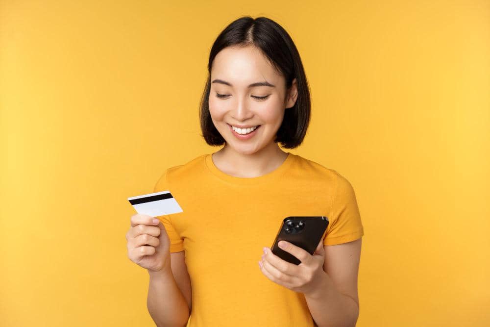 ilustrasi menggunakan e-wallet di HP