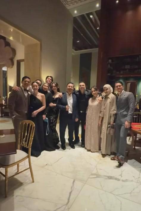 Sejumlah artis berpose bersama di resepsi pernikahan Andre Taulany dan Amanda Rigby dalam suasana meriah.
