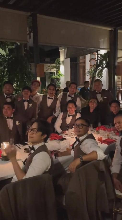 Deretan artis berpose bersama di resepsi pernikahan Andre Taulany dan Amanda Rigby dalam suasana perayaan.
