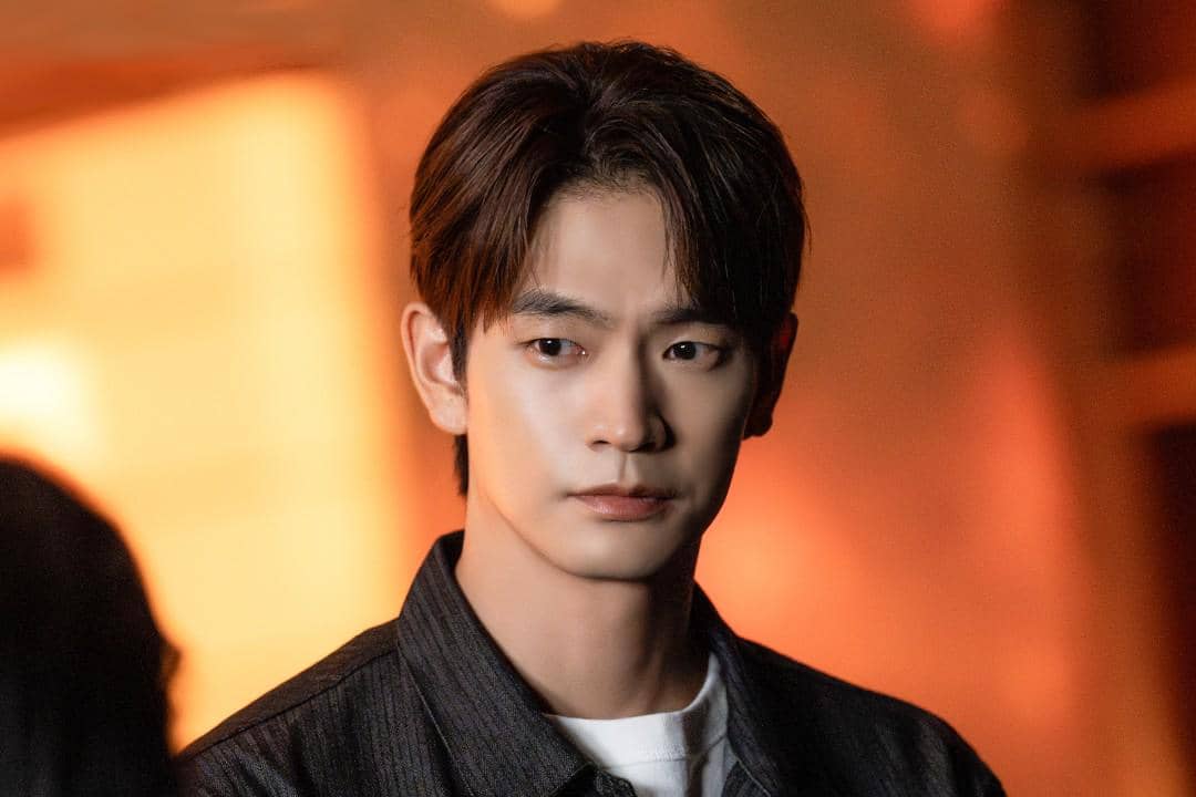 Still cut drama Flex x Cop 2 menampilkan empat pemeran berdiri bersama dalam adegan berlatar ruangan.