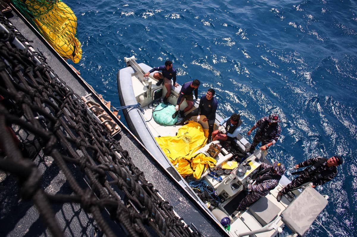 Diterjang Arus 8 Knot, Penyelam SAR Evakuasi 3 Korban KM Virgo