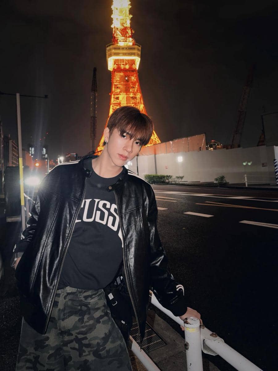 Frank Thanatsaran berpose dengan OOTD yang bergaya untuk night out dalam unggahan Instagram pribadinya.