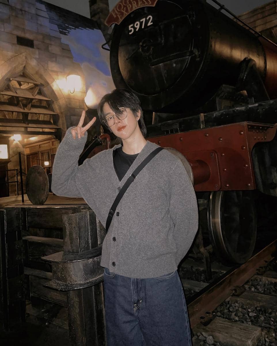 Outfit Liburan ke Luar Negeri ala Frank Thanatsaran