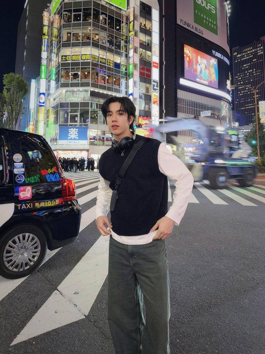 Frank Thanatsaran tampil dengan OOTD untuk night out dalam potret yang dibagikan di akun Instagram pribadinya.
