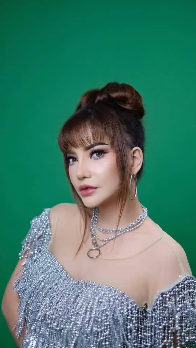 gaya makeup pesta Irma Darmawangsa