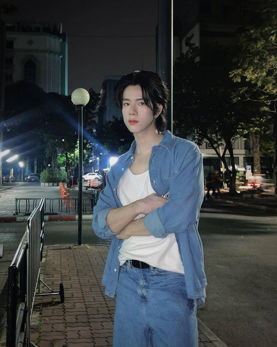 Frank Thanatsaran mengenakan outfit malam bergaya kasual dalam unggahan OOTD di akun Instagram pribadinya.