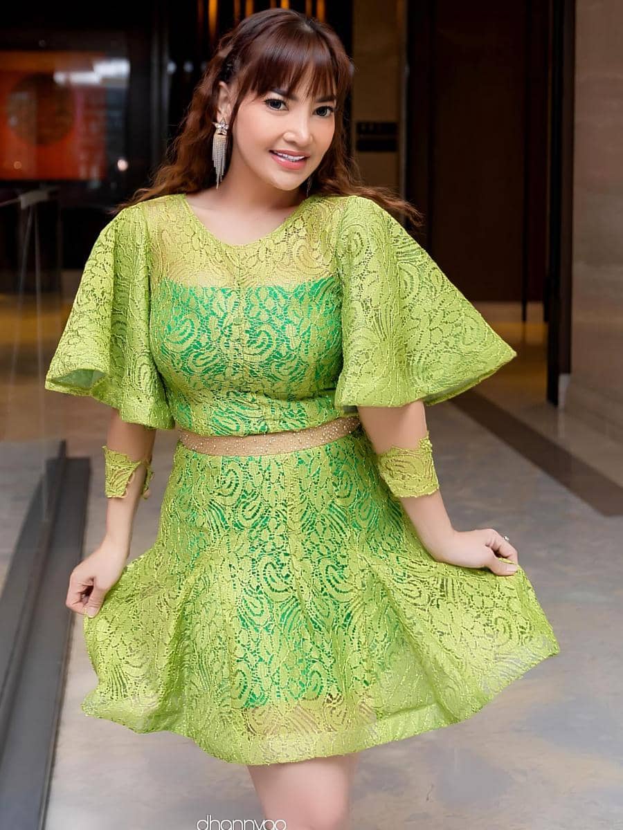 gaya makeup pesta Irma Darmawangsa