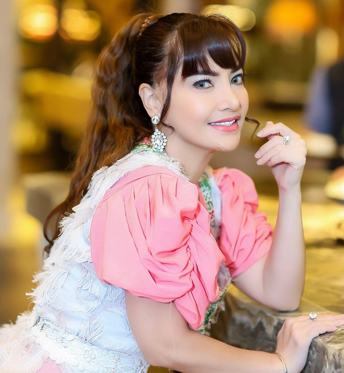 gaya makeup pesta Irma Darmawangsa