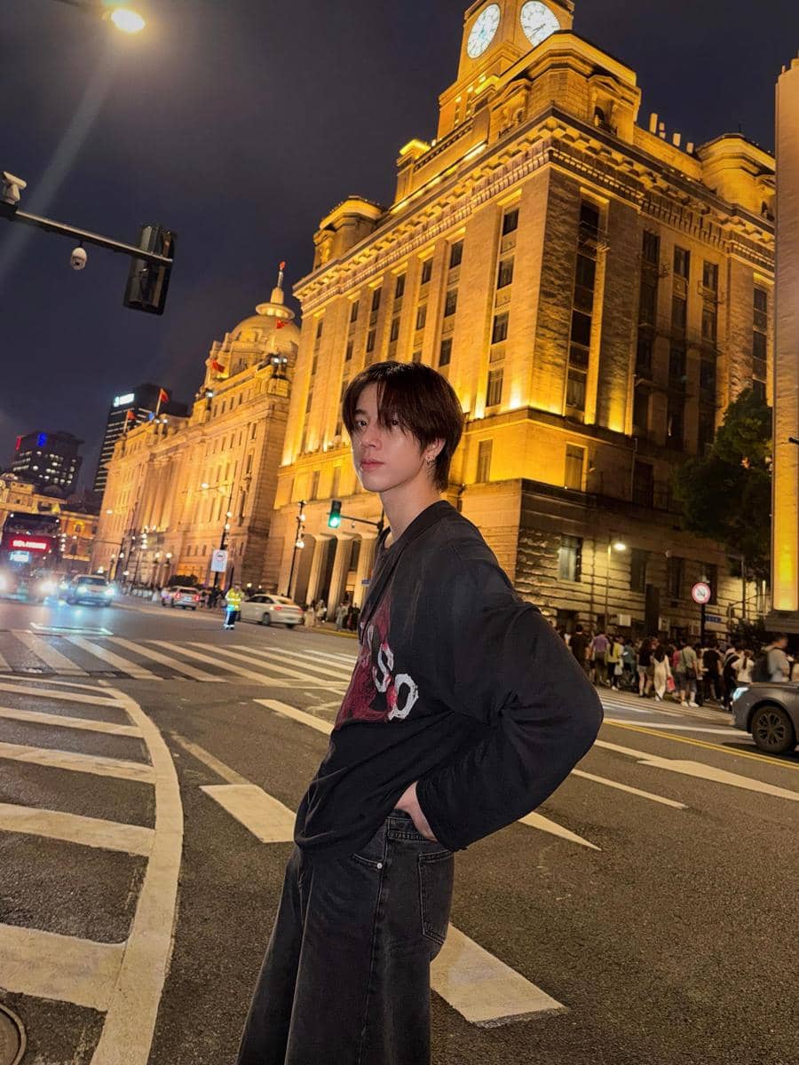 Frank Thanatsaran berpose mengenakan OOTD untuk acara malam dalam unggahan di akun Instagram pribadinya.