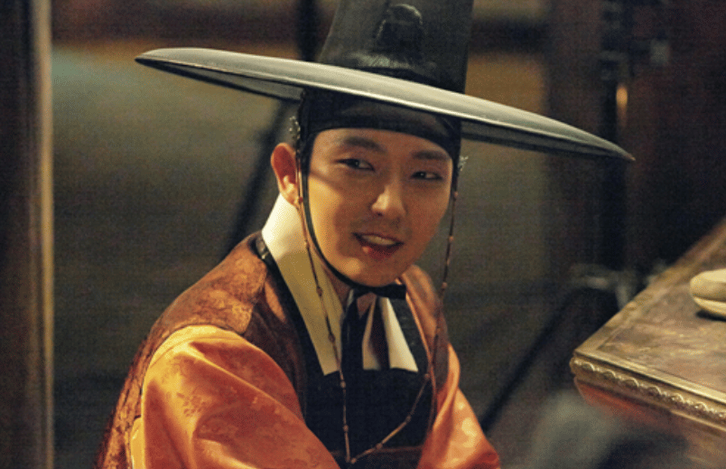 Lee Joon Gi di drama The Scholar Who Walks the Night