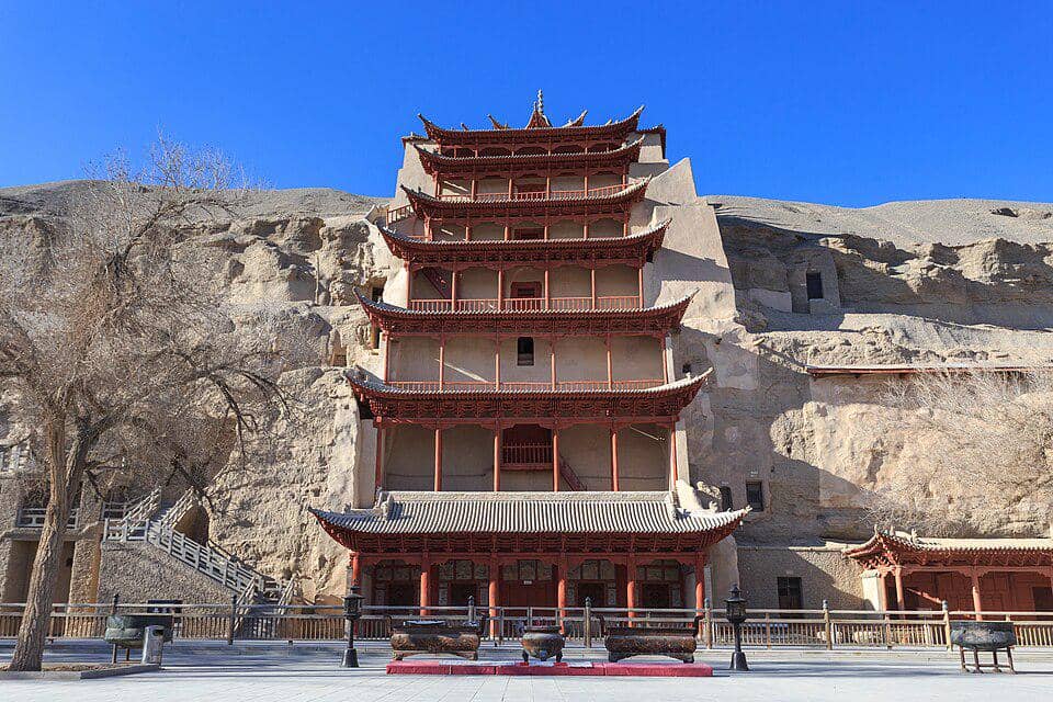 Potret kompleks Gua Mogao dengan bukaan gua pada tebing batu, salah satu situs bersejarah di Dunhuang.