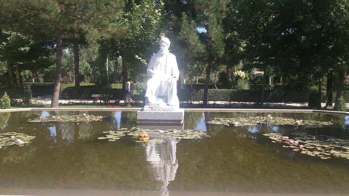 Pemandangan patung Ferdowsi di dalam kompleks Makam Ferdowsi.