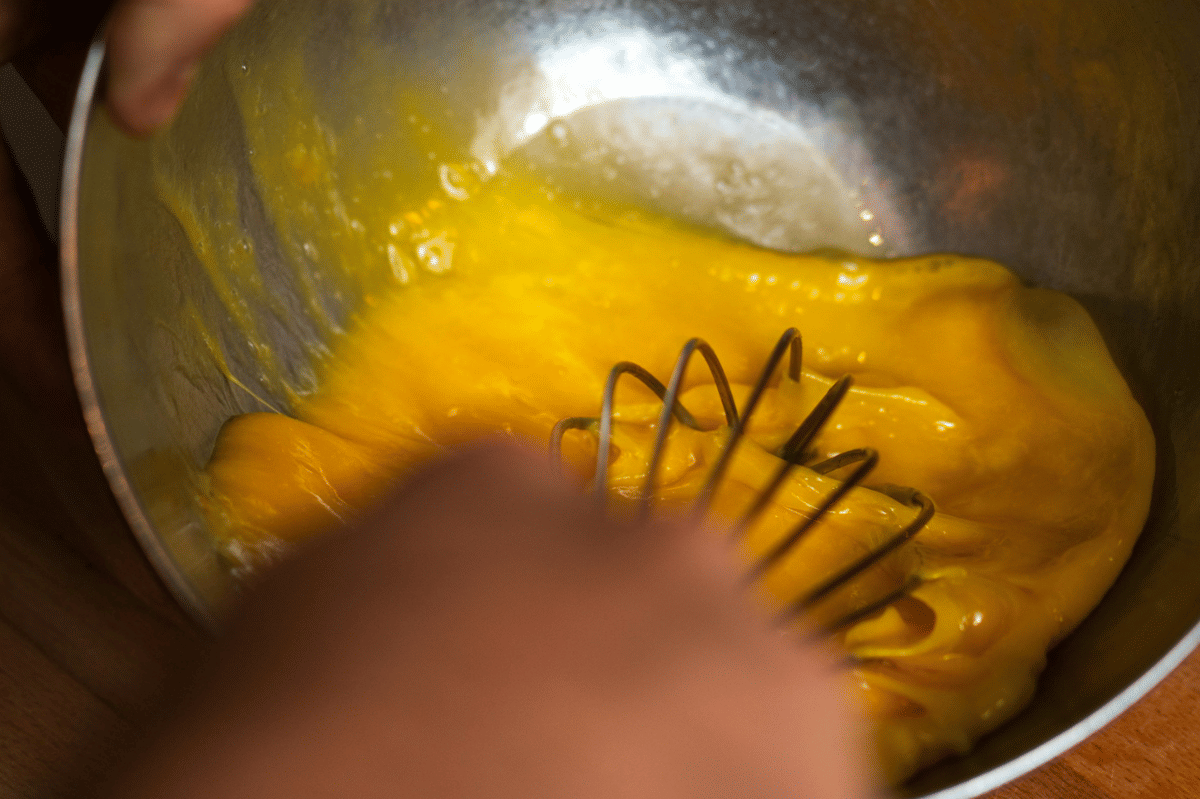 Ilustrasi proses membuat scrambled egg, telur orak-arik lembut yang dimasak sebagai hidangan sarapan.