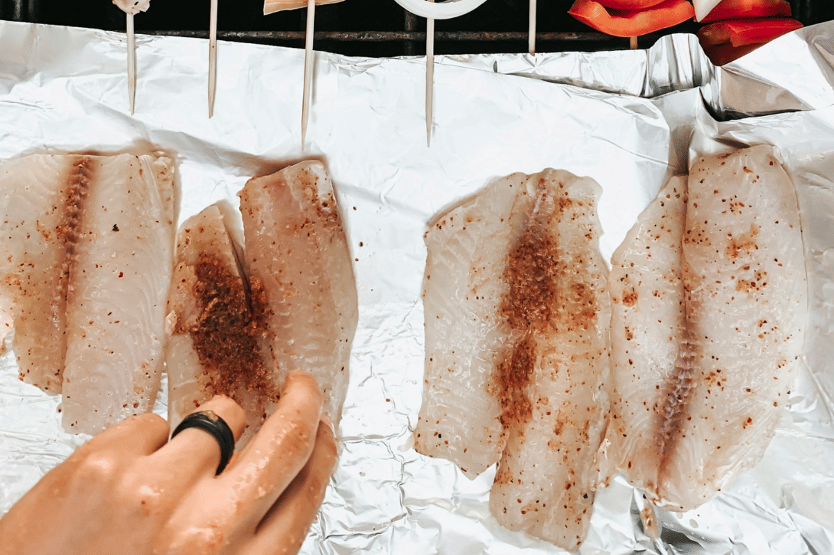 Ilustrasi pembuatan dover sole, hidangan ikan laut yang disajikan di piring sebagai menu makanan.