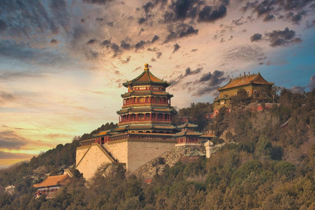 Potret Summer Palace di Beijing, China, salah satu kawasan istana bersejarah dengan arsitektur tradisional.