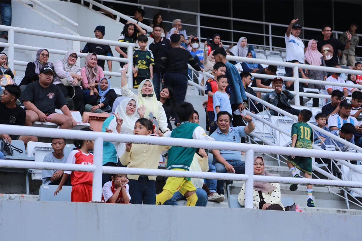 Suporter klub memenuhi tribun Stadion GSJ Palembang dengan antusias saat menyaksikan pertandingan sepak bola.