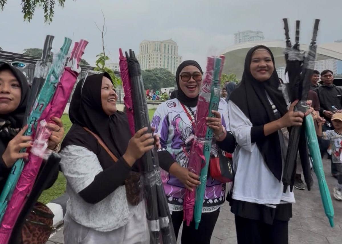 TikTok Shop Bikin CFD Medan Lebih Berwarna, Bagi-bagi Payung pada Pedagang
