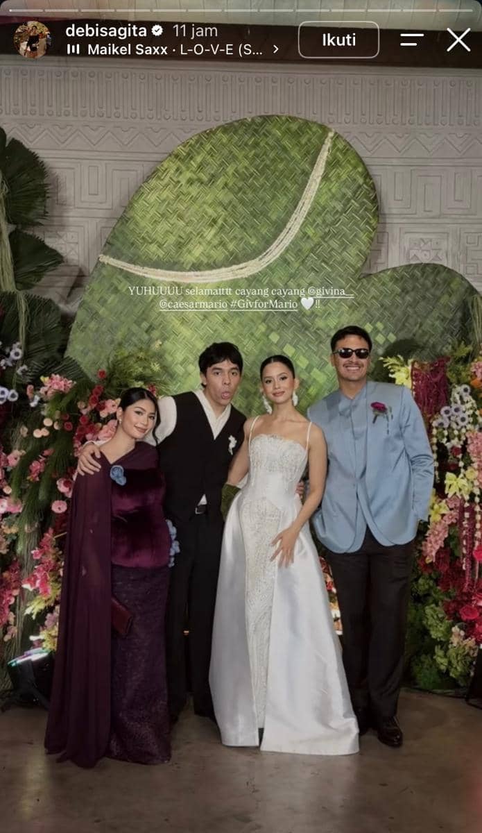 Potret sejumlah artis berbusana formal saat menghadiri pernikahan Mario dan Lukita, diunggah melalui akun Instagram Debi Sagita.