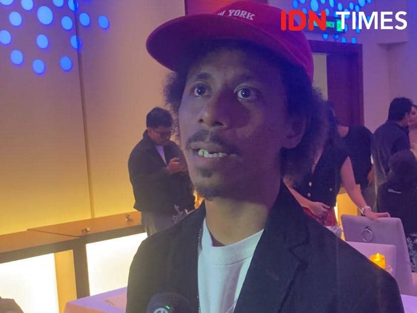 Raim Laode berpose dalam konferensi pers pengumuman nominasi AMI Awards 2026 dengan latar acara.