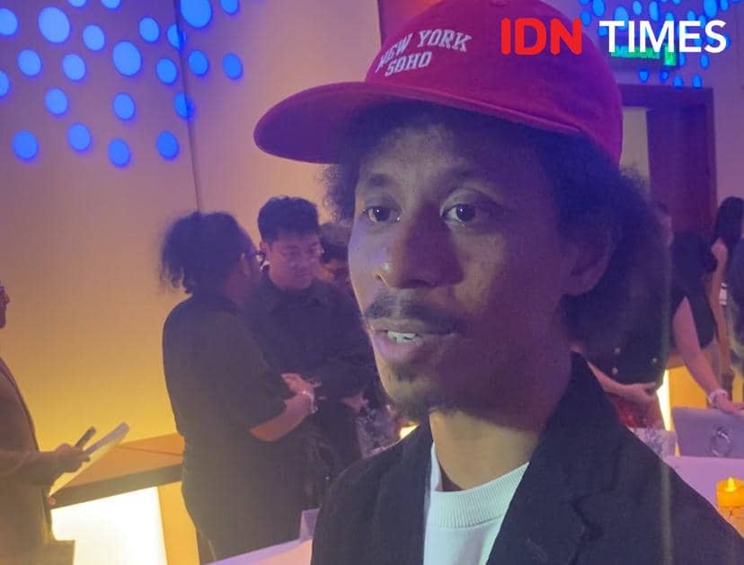Raim Laode berpose dalam konferensi pers pengumuman nominasi AMI Awards 2026 di hadapan latar acara.