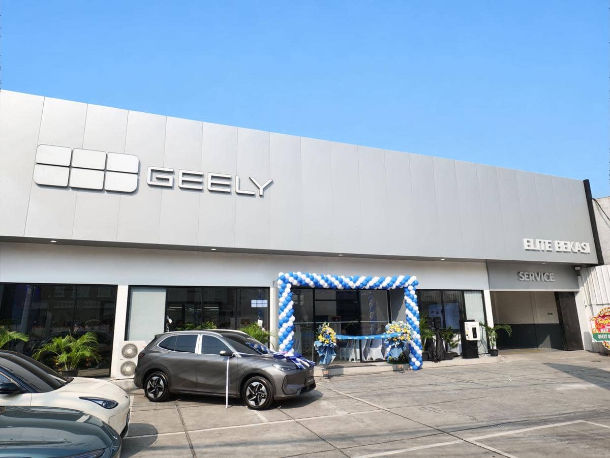 Tampak depan diler Geely Elite Bekasi, fasilitas penjualan kendaraan merek Geely di wilayah Bekasi.