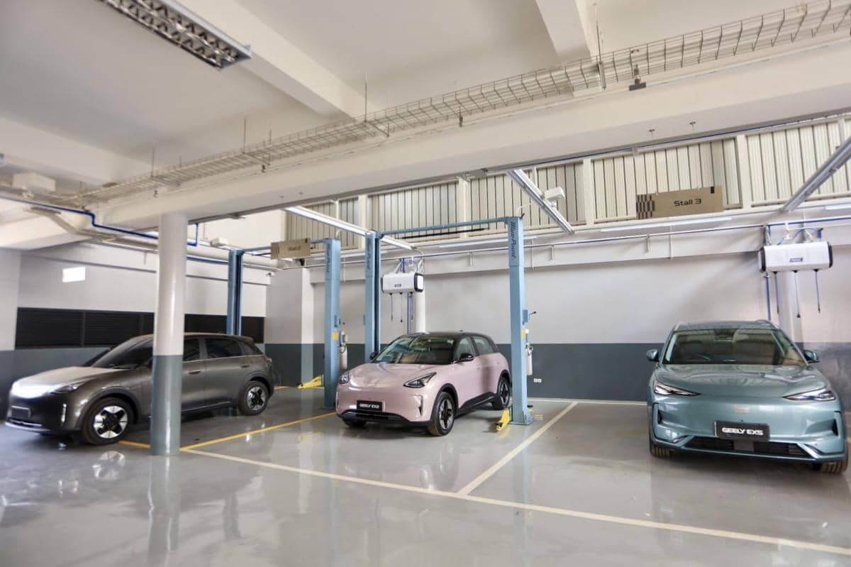 Area servis bengkel resmi Geely untuk perawatan dan perbaikan kendaraan pelanggan dengan fasilitas layanan purnajual.