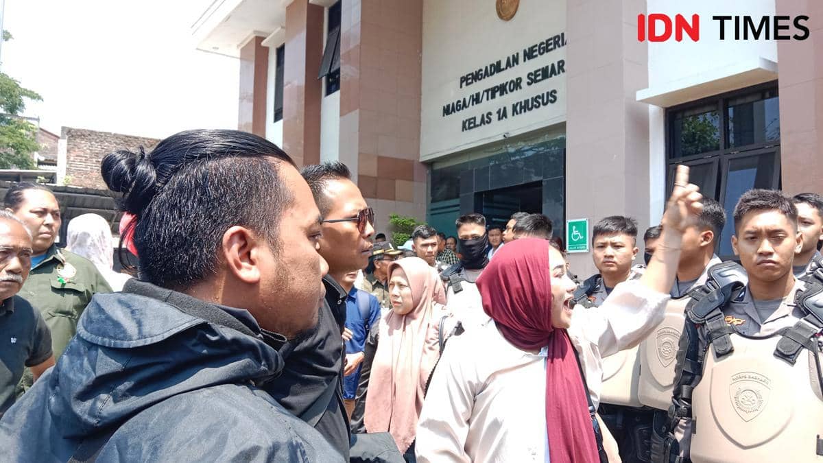 Para pendukung Sudewo dari Bolodewo menyatakan keberatan atas tuntutan jaksa dalam aksi dukungan bersama.