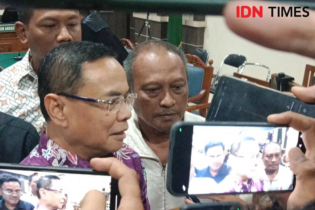 Sudewo, Bupati Pati nonaktif terdakwa suap dan gratifikasi, berjalan usai sidang tuntutan di Tipikor Semarang.