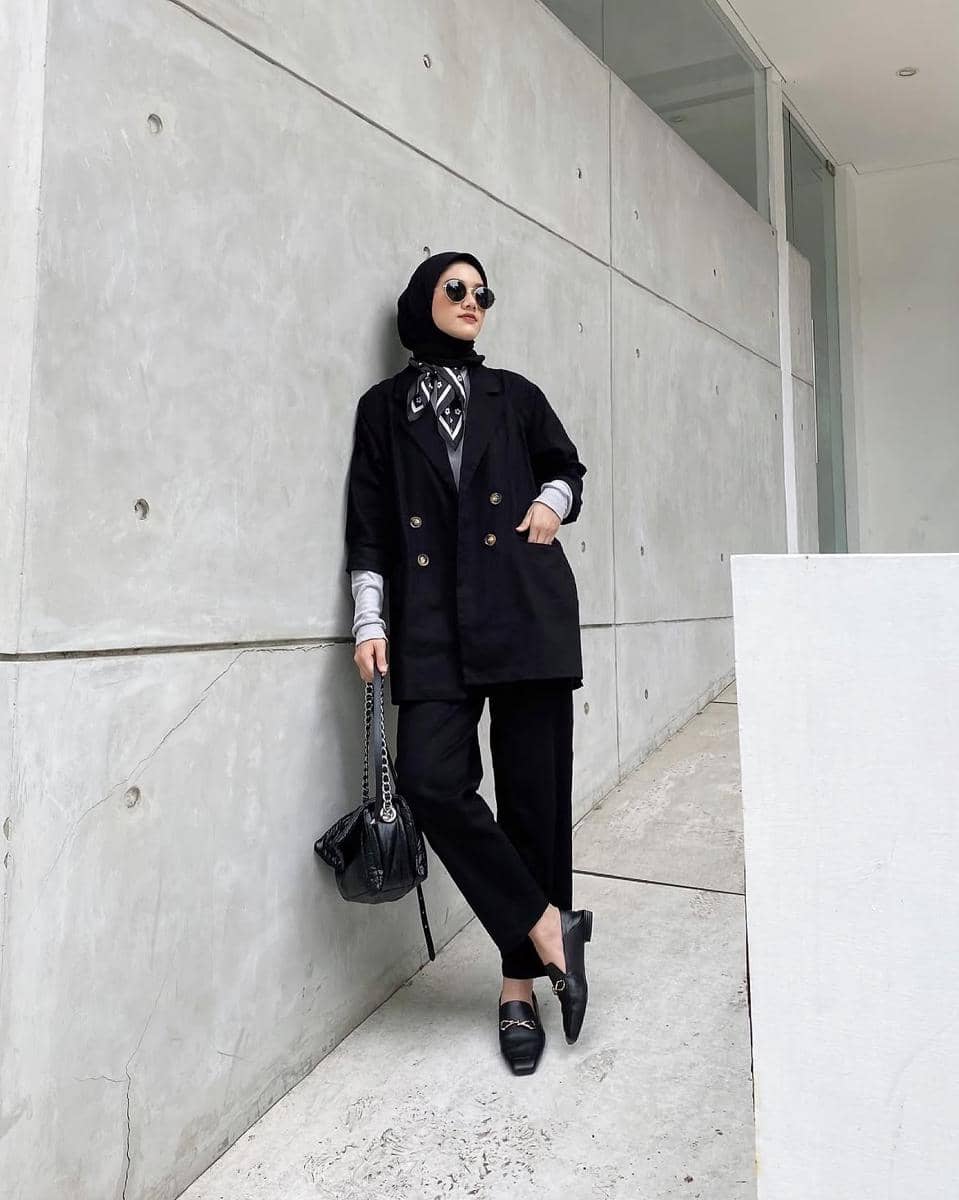 ide outfit hijab dengan blazer ala Rania Sukandari