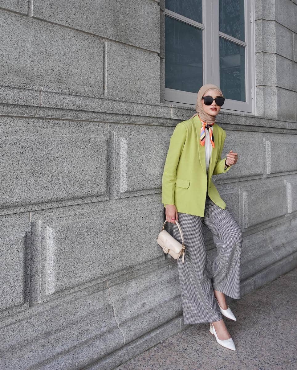 ide outfit hijab dengan blazer ala Rania Sukandari
