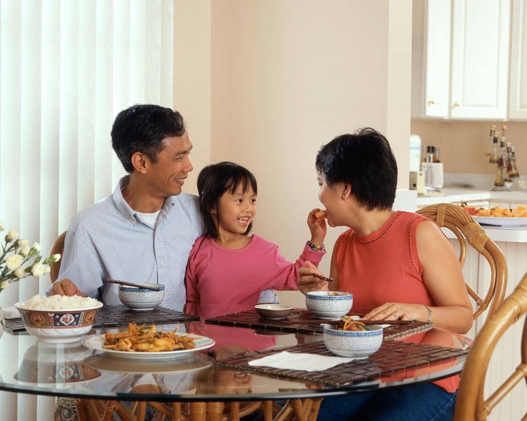 ilustrasi makan bersama di rumah (unsplash.com/National Cancer Institute)