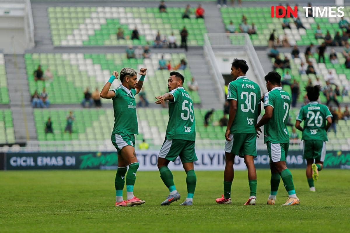 Pemain PSMS Phillerson merayakan gol ke gawang Persiku Kudus di Stadion Utama Sumut pada pertandingan sepak bola.
