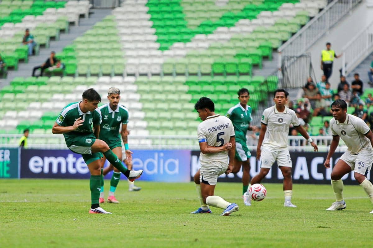 Striker PSMS Javi Siveiro beraksi saat menghadapi Persiku Kudus di Stadion Utama Sumut pada Minggu, 20 September 2026.