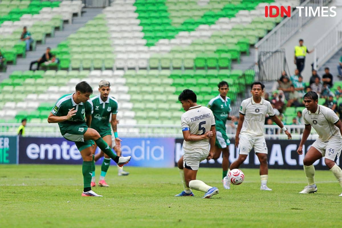 Striker PSMS Javi Siveiro beraksi saat menghadapi Persiku Kudus di Stadion Utama Sumut pada Minggu, 20 September 2026.