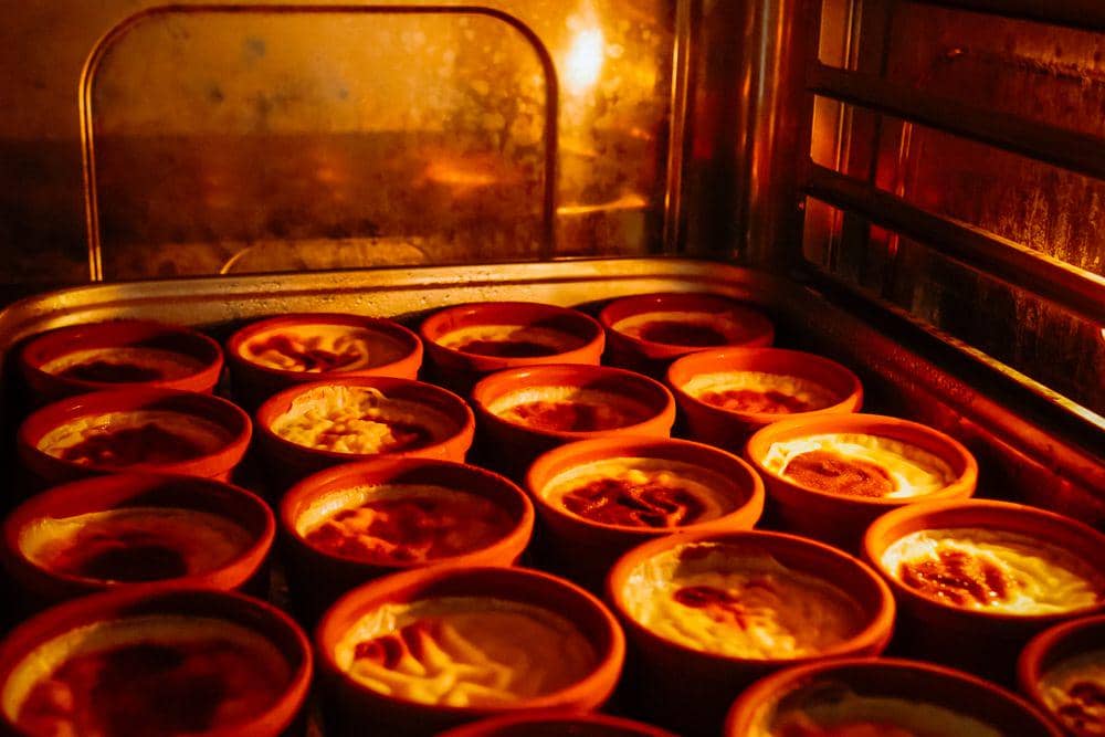 ilustrasi memanggang puding dalam oven