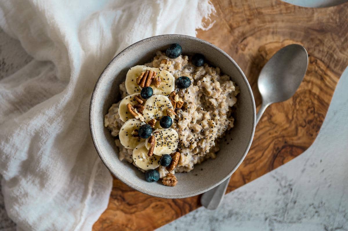 Oatmeal dengan topping buah