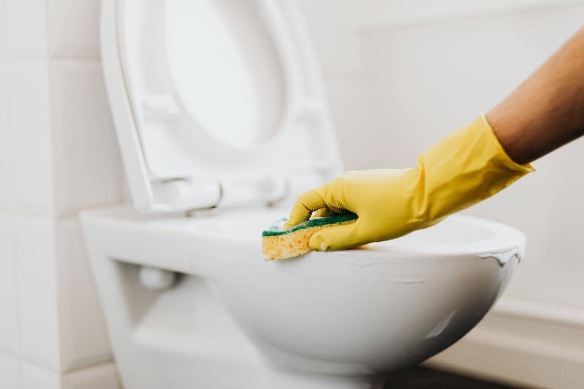 Membersihkan toilet