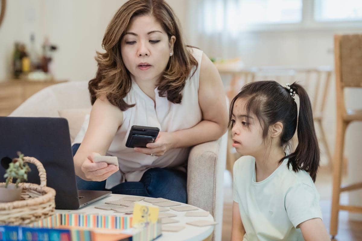 Ilustrasi anak bersama ibu