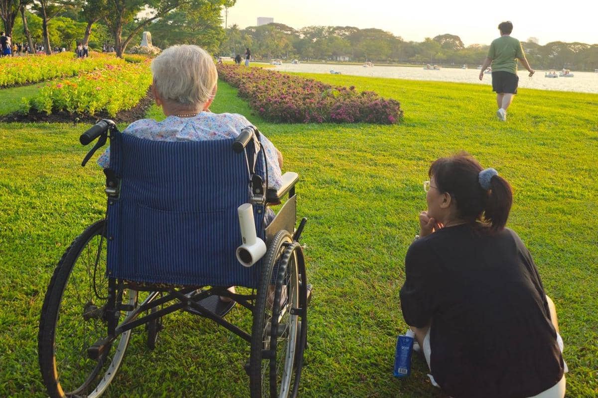 ilustrasi menggunakan jasa caregiver untuk membantumu merawat orangtua lansia
