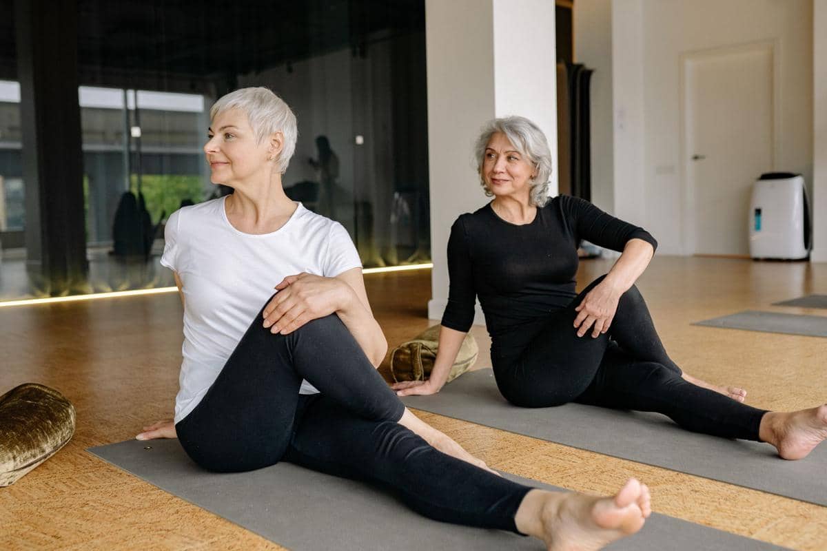 lansia yang melakukan aktivitas yoga