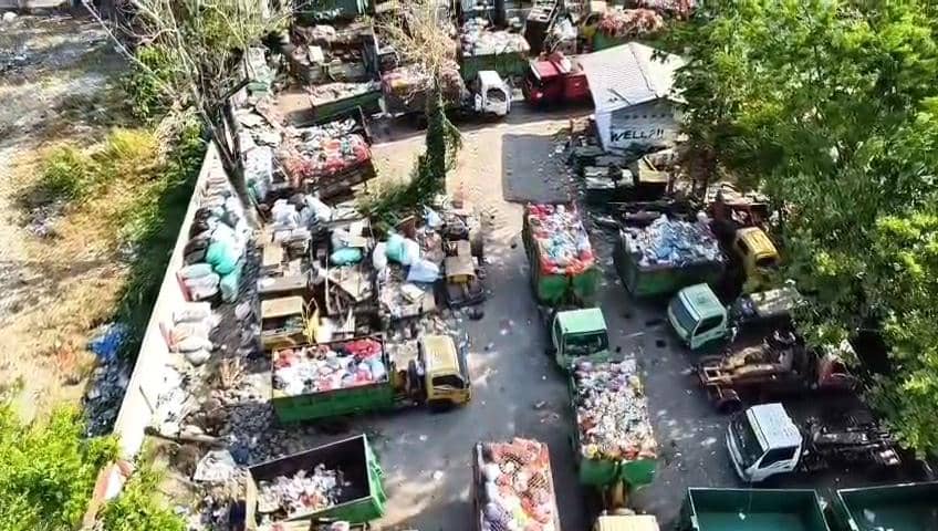 Jorok, Tumpukan Sampah di Gowa Meluber ke Jalan