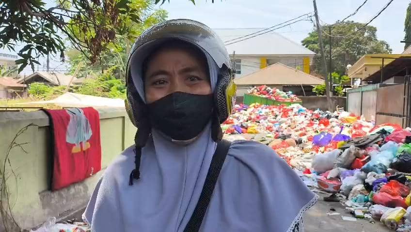 Seorang warga bernama Rahayu saat berbicara kepada awak media, Senin (21/9/2026)/Istimewa