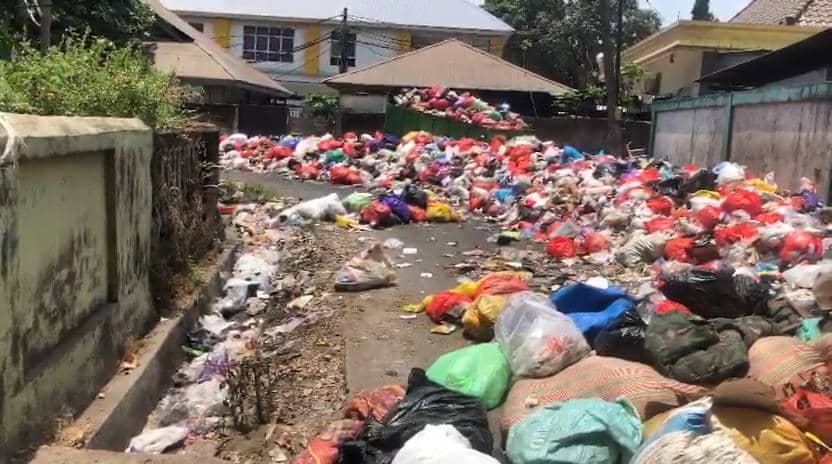 Tumpukan sampah meluber ke jalan di Kabupaten Gowa, Senin (21/9/2026). Dok. Istimewa